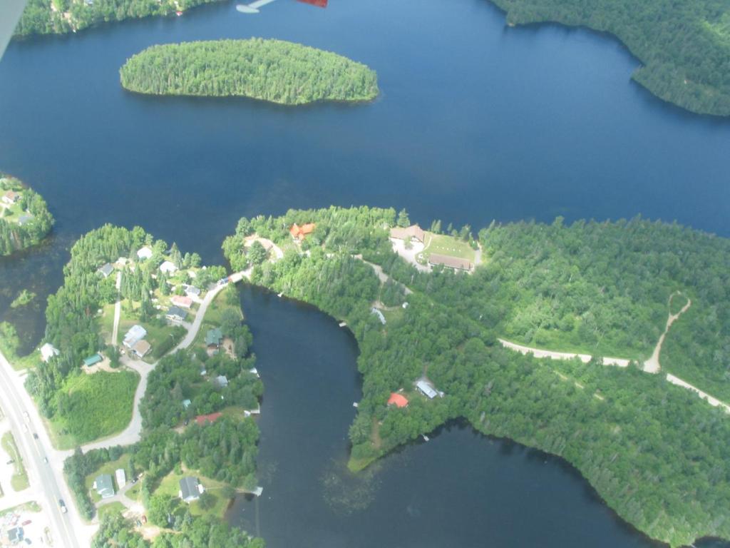 Motel Ours Bleu Lac-Saguay Dış mekan fotoğraf