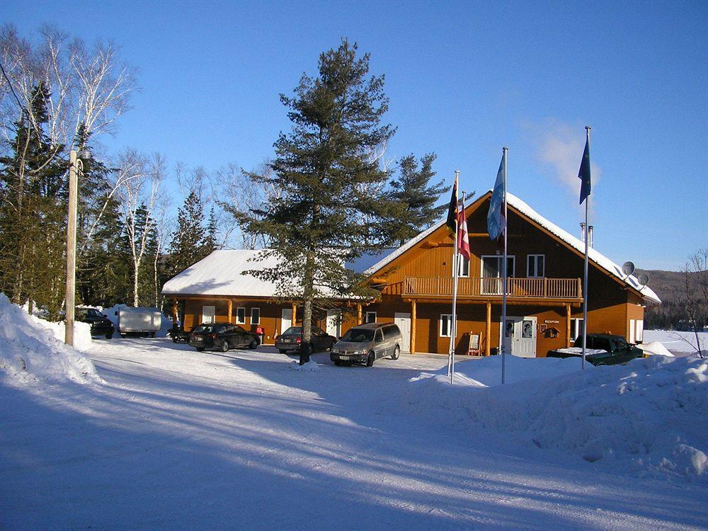 Motel Ours Bleu Lac-Saguay Dış mekan fotoğraf