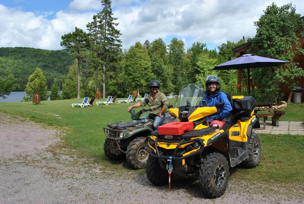 Motel Ours Bleu Lac-Saguay Dış mekan fotoğraf