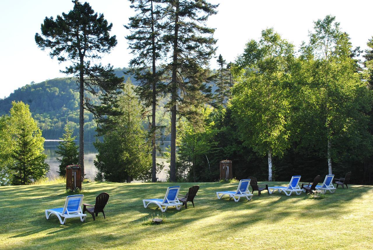 Motel Ours Bleu Lac-Saguay Dış mekan fotoğraf