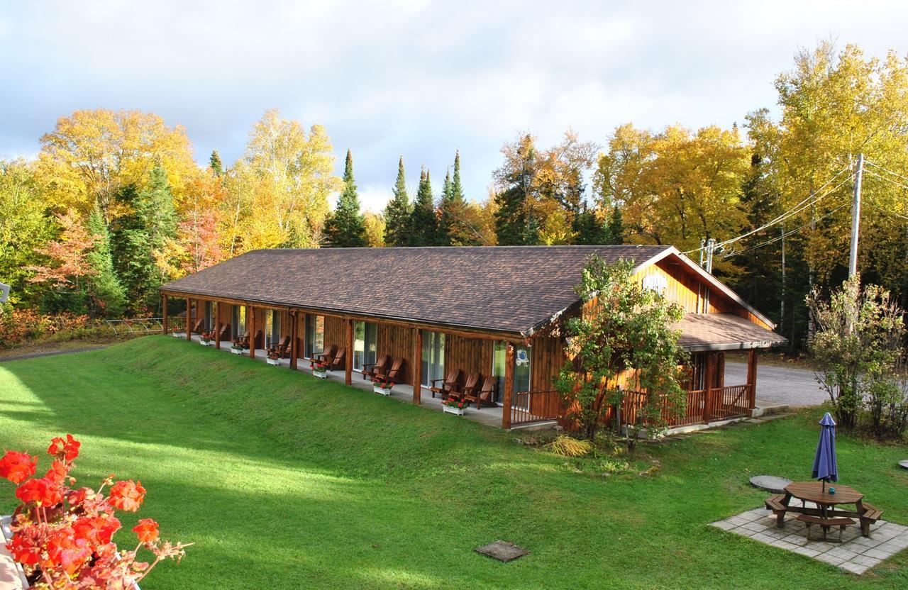 Motel Ours Bleu Lac-Saguay Dış mekan fotoğraf