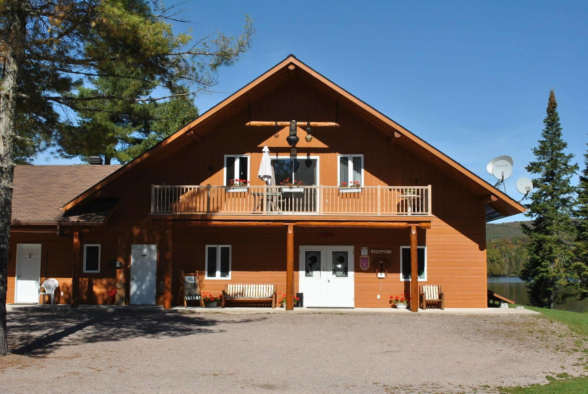 Motel Ours Bleu Lac-Saguay Dış mekan fotoğraf