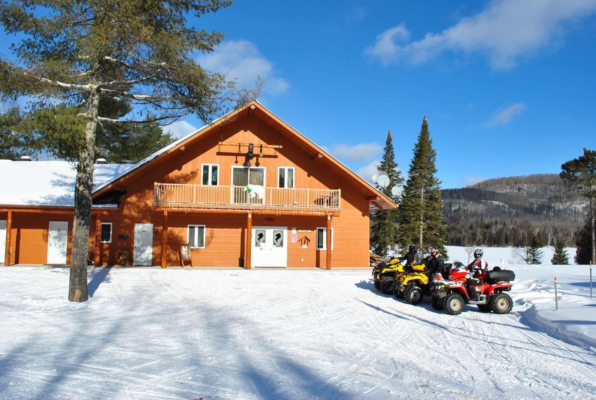 Motel Ours Bleu Lac-Saguay Dış mekan fotoğraf