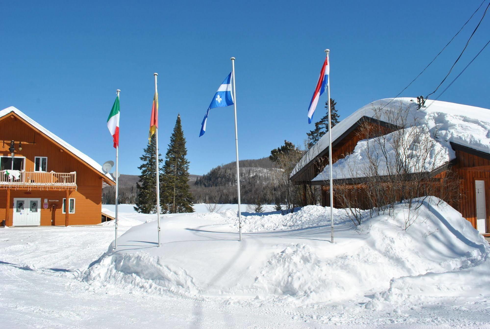 Motel Ours Bleu Lac-Saguay Dış mekan fotoğraf