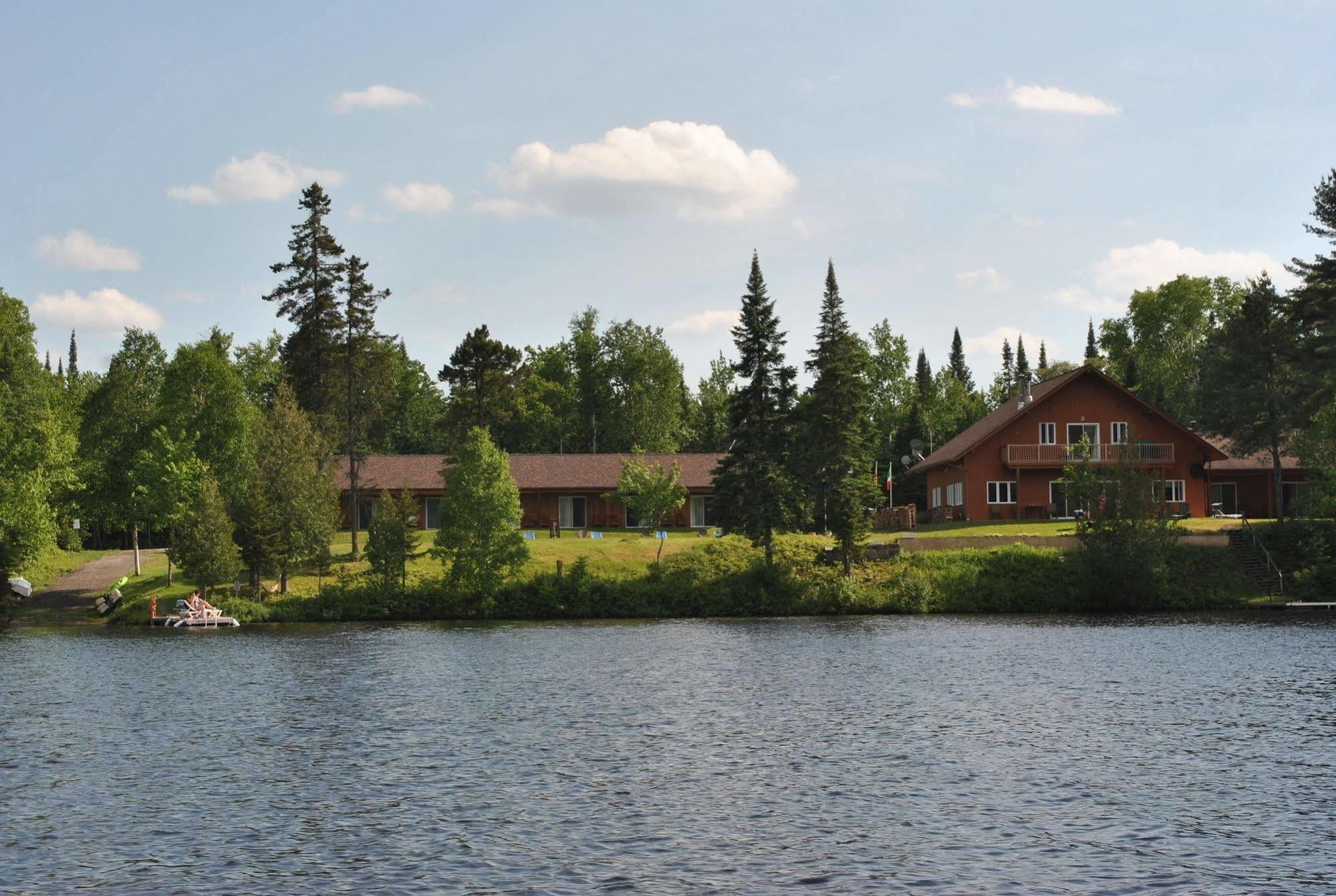 Motel Ours Bleu Lac-Saguay Dış mekan fotoğraf