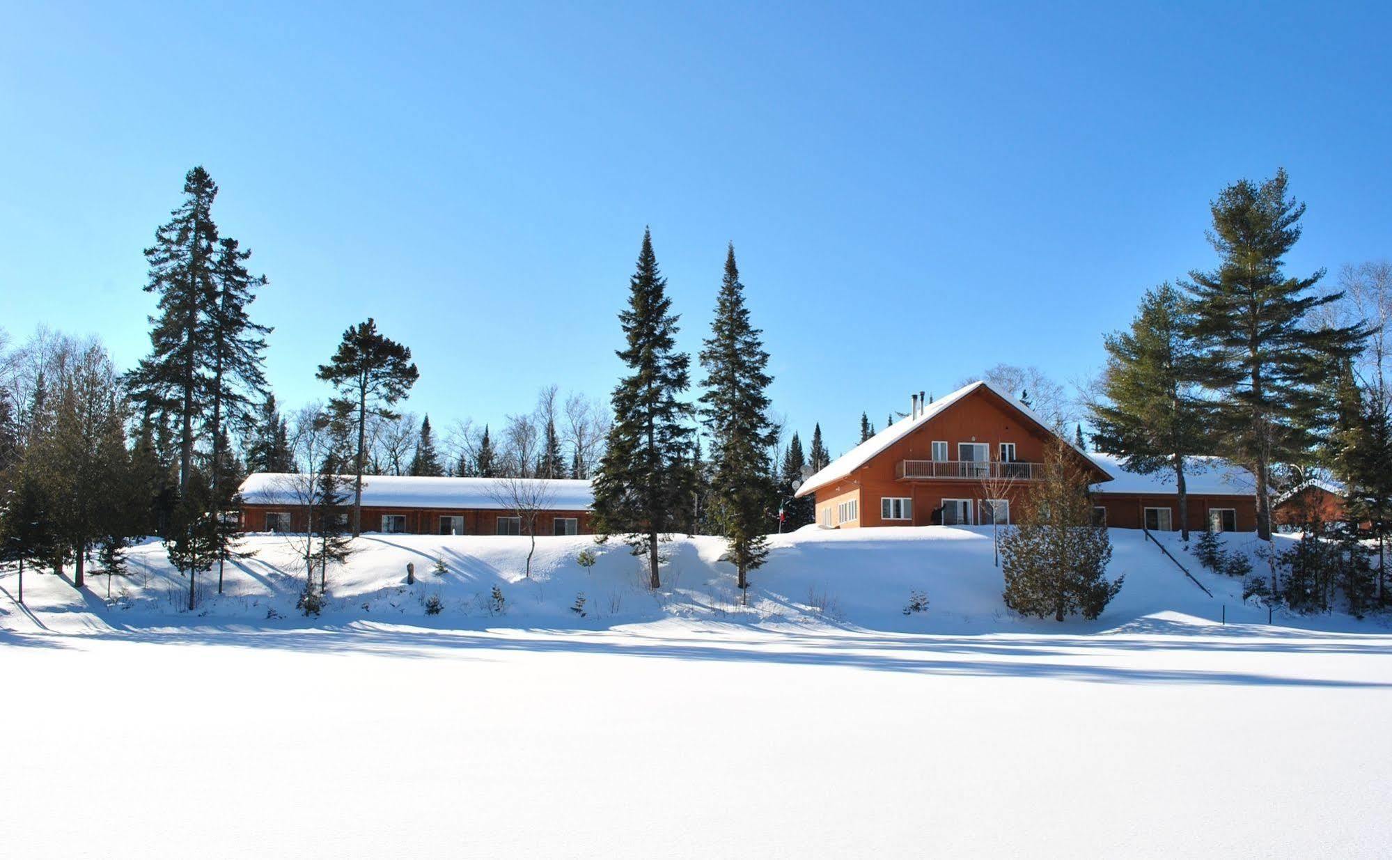 Motel Ours Bleu Lac-Saguay Dış mekan fotoğraf