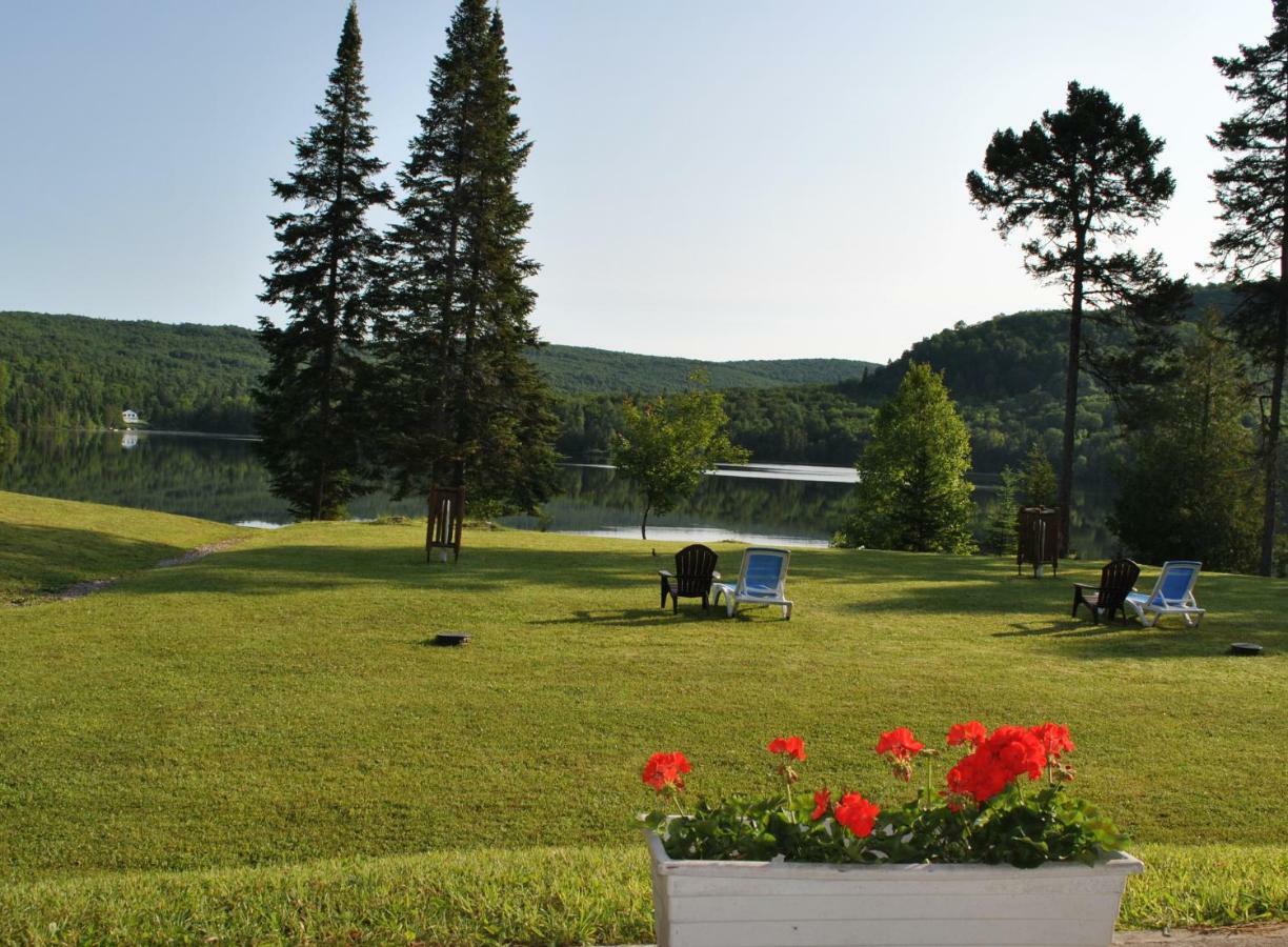 Motel Ours Bleu Lac-Saguay Dış mekan fotoğraf