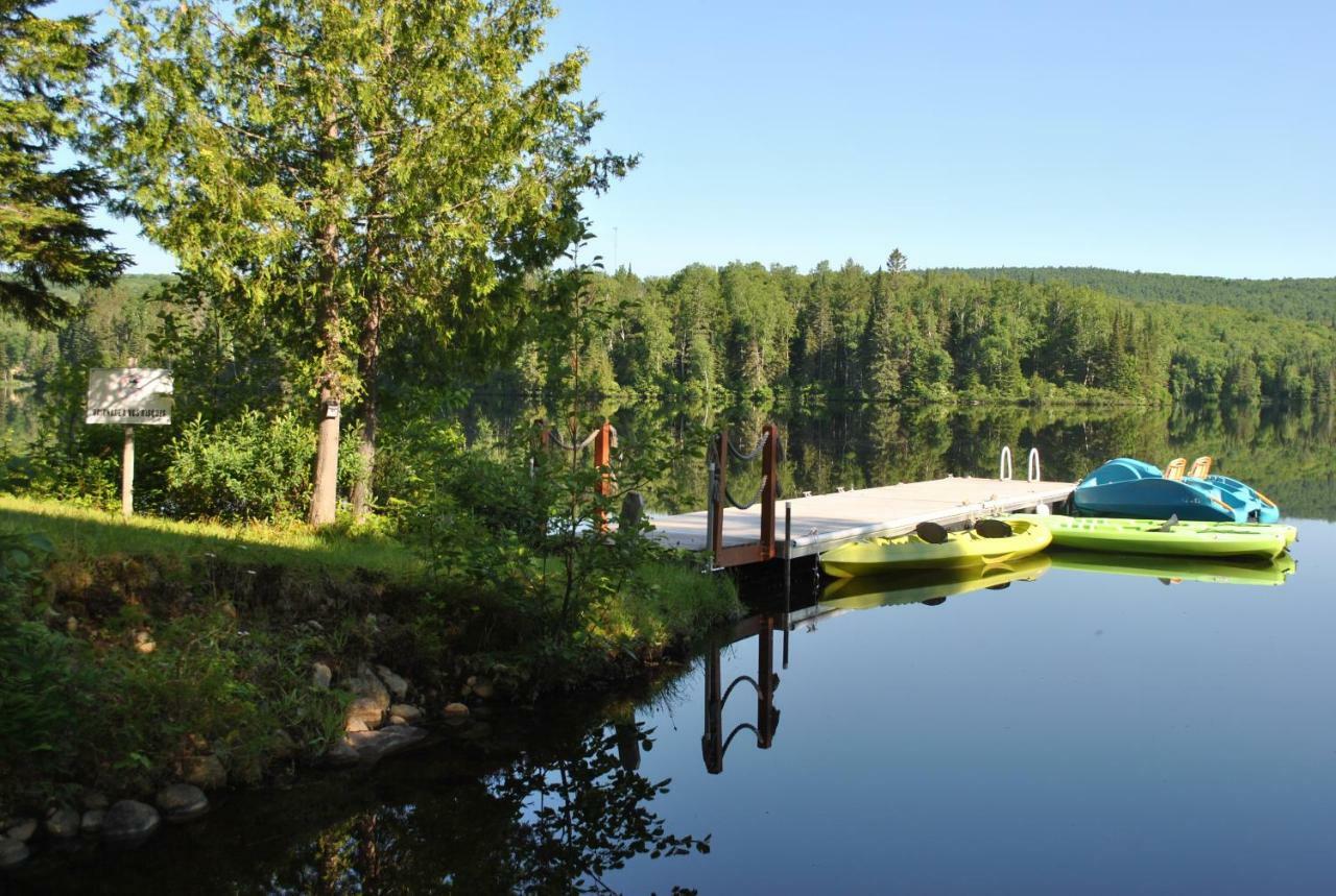 Motel Ours Bleu Lac-Saguay Dış mekan fotoğraf