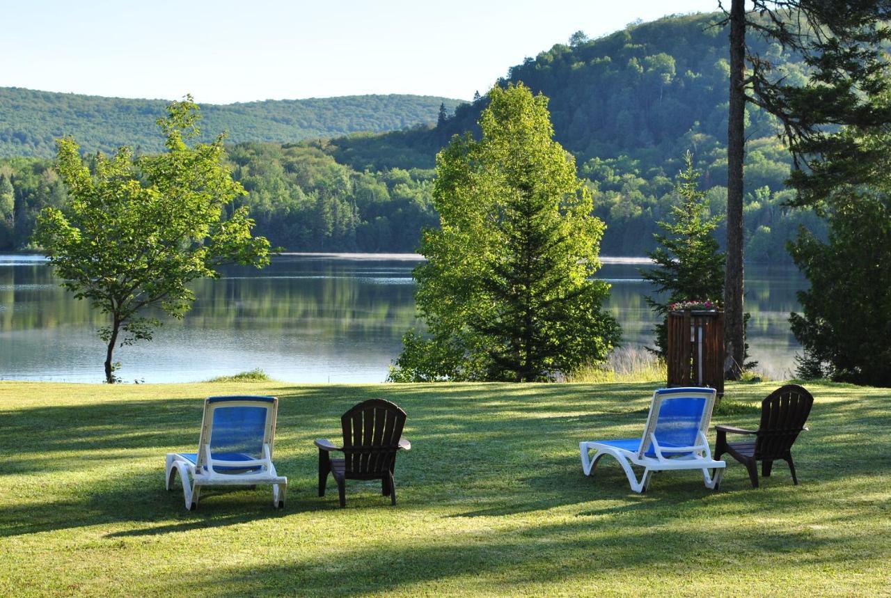 Motel Ours Bleu Lac-Saguay Dış mekan fotoğraf