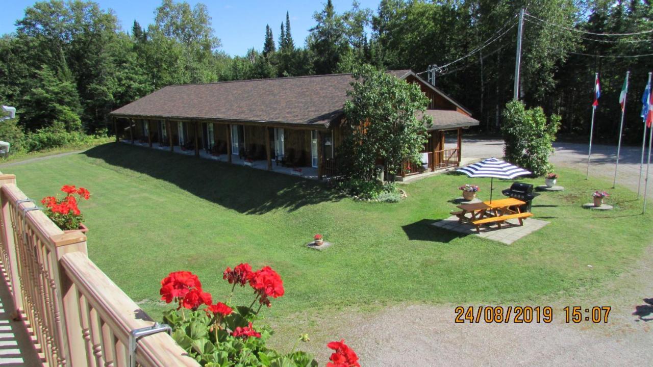 Motel Ours Bleu Lac-Saguay Dış mekan fotoğraf